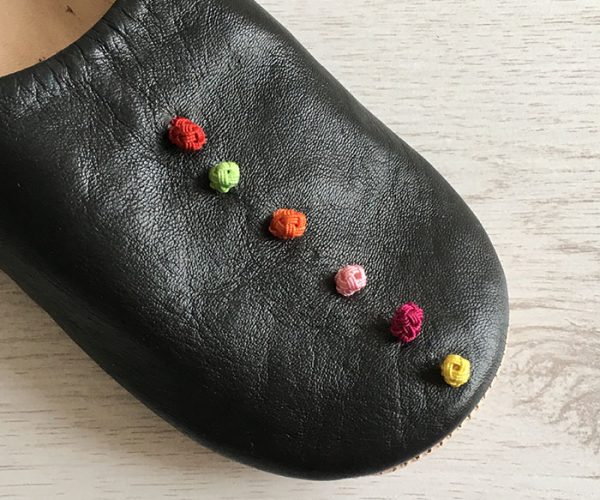 MOROCCAN POM POM BABOUCHE SLIPPERS – BLACK - craftkechbrand